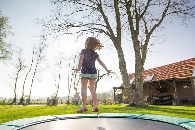 holčička na trampolíně